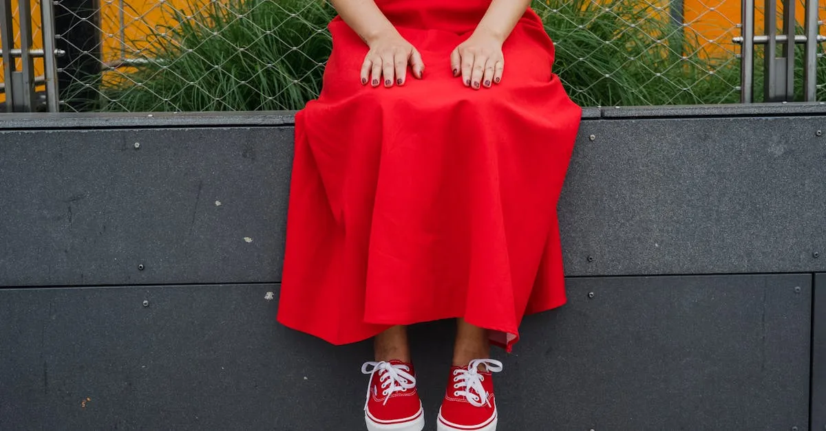 découvrez comment associer une robe portefeuille avec des baskets pour un style à la fois chic et décontracté, parfait pour toutes les occasions.