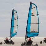 découvrez le land sailing, une activité sportive alliant vitesse et nature, qui consiste à naviguer sur terre à l'aide d'un char à voile propulsé par le vent.