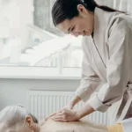 découvrez les bienfaits du massage au cachemire, une expérience de détente unique qui revitalise votre peau et apaise vos muscles grâce à la douceur exceptionnelle de la laine de cachemire.