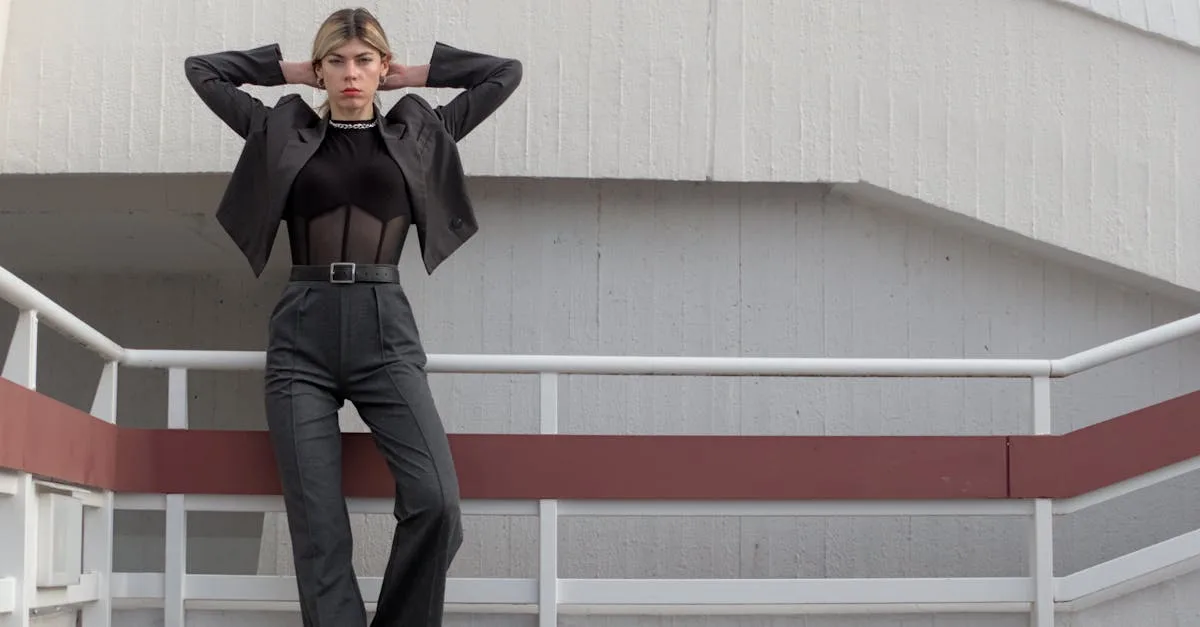 découvrez notre pantalon double transparent alliant style et élégance pour un look moderne et audacieux.