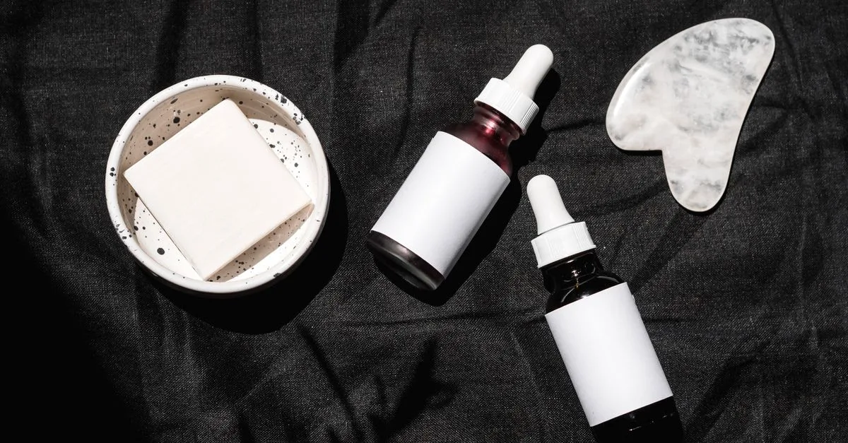 découvrez notre sérum innovant, formulé pour hydrater intensément et revitaliser votre peau, offrant éclat et jeunesse dès la première application.