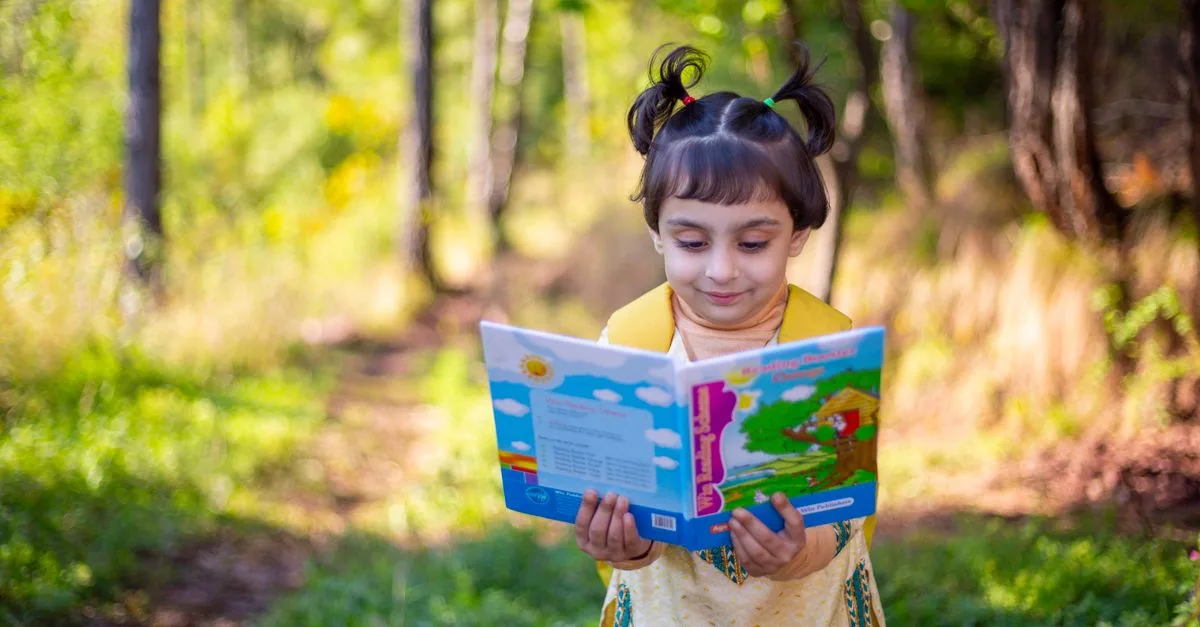 découvrez les clés de la lecture précoce pour favoriser le développement des compétences linguistiques et scolaires chez les jeunes enfants.